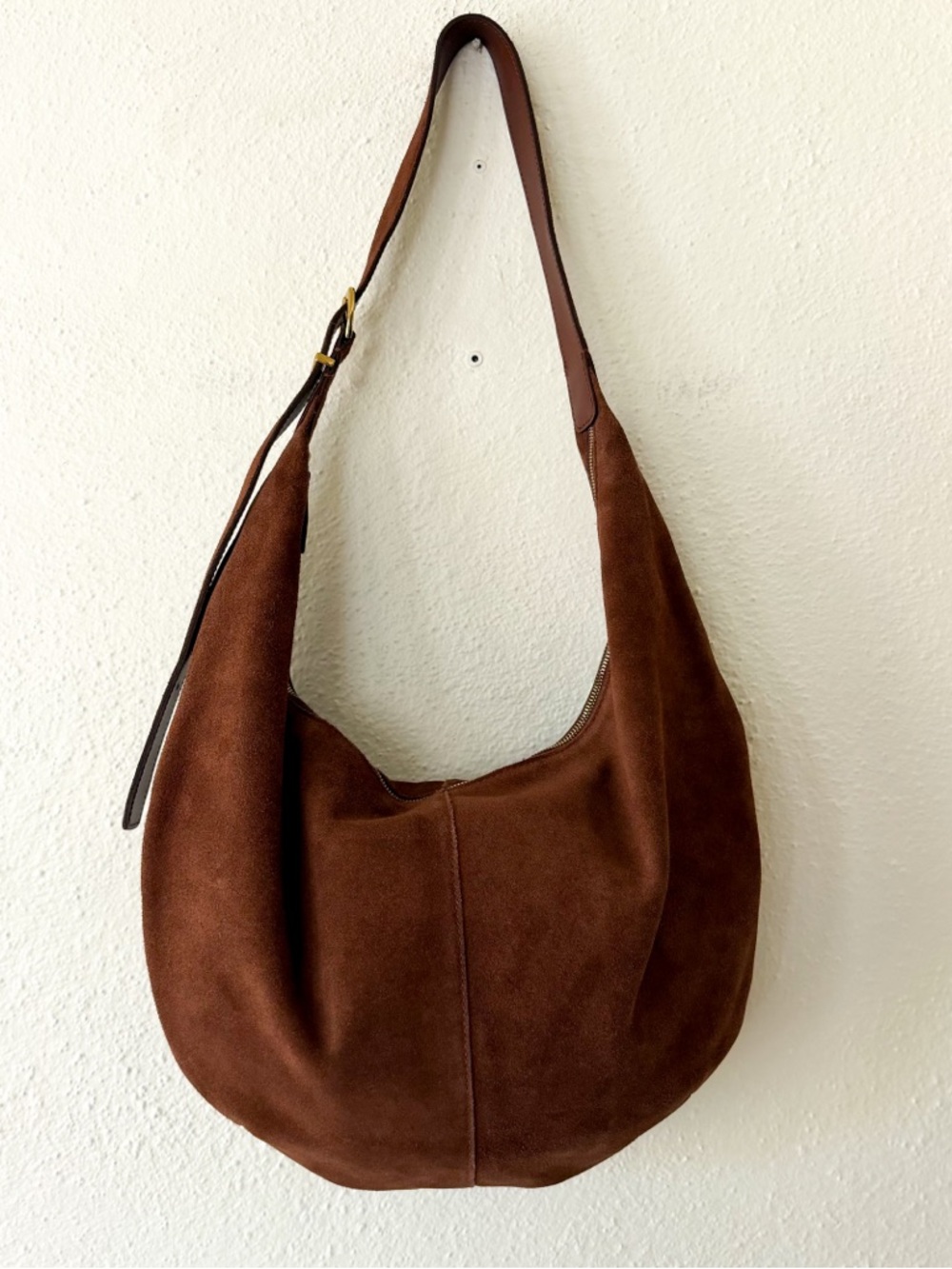 Madewell The Essential Suede Curve Shoulder Bag in Soft Mahogany - Picture 5 of 6